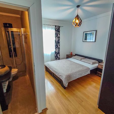 Apartments Amfora - Cozy And Modern Apartments For Up To 15 People, 100M From The Sea And Beach Stara Novalja Eksteriør bilde