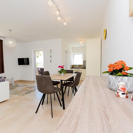 Apartments Amfora - Cozy And Modern Apartments For Up To 15 People, 100M From The Sea And Beach Stara Novalja Eksteriør bilde