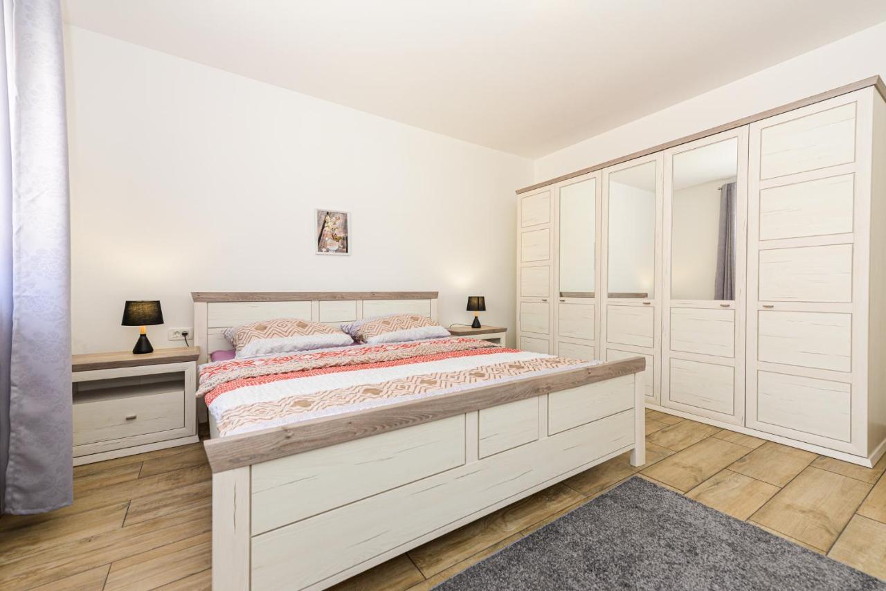Apartments Amfora - Cozy And Modern Apartments For Up To 15 People, 100M From The Sea And Beach Stara Novalja Eksteriør bilde