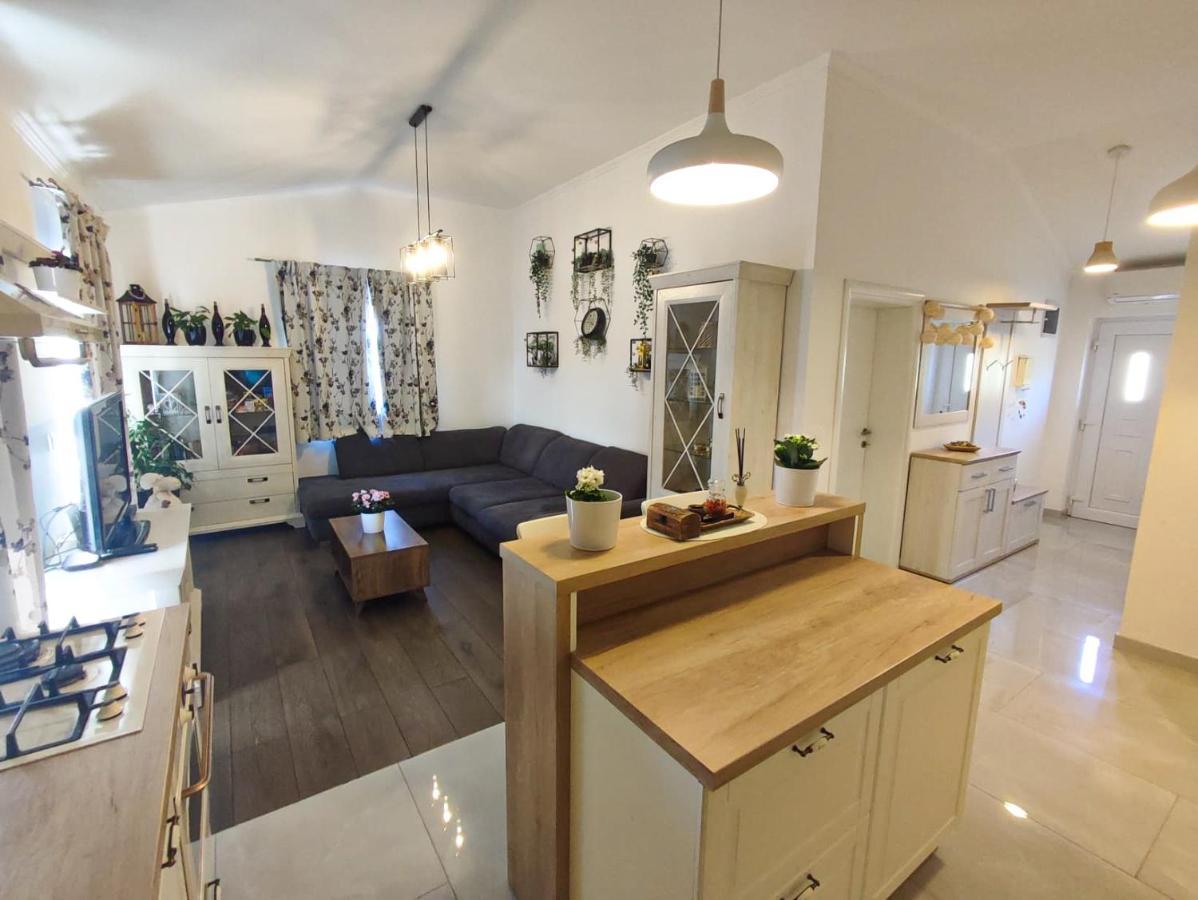 Apartments Amfora - Cozy And Modern Apartments For Up To 15 People, 100M From The Sea And Beach Stara Novalja Eksteriør bilde