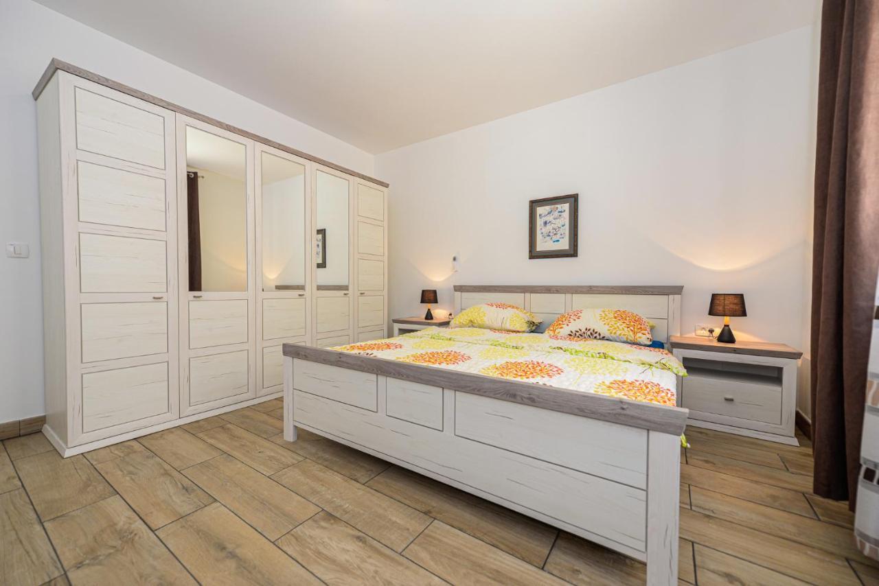 Apartments Amfora - Cozy And Modern Apartments For Up To 15 People, 100M From The Sea And Beach Stara Novalja Eksteriør bilde