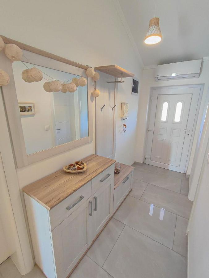 Apartments Amfora - Cozy And Modern Apartments For Up To 15 People, 100M From The Sea And Beach Stara Novalja Eksteriør bilde