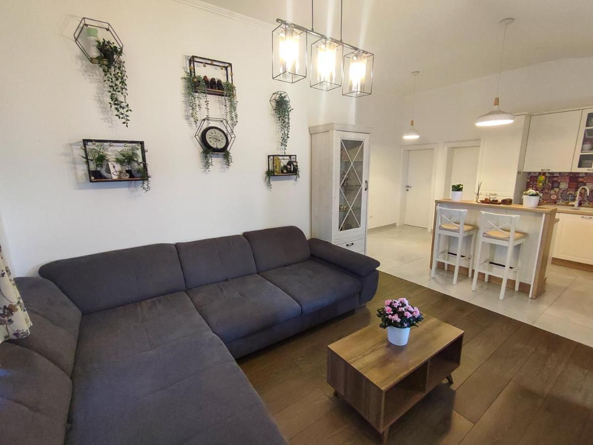 Apartments Amfora - Cozy And Modern Apartments For Up To 15 People, 100M From The Sea And Beach Stara Novalja Eksteriør bilde