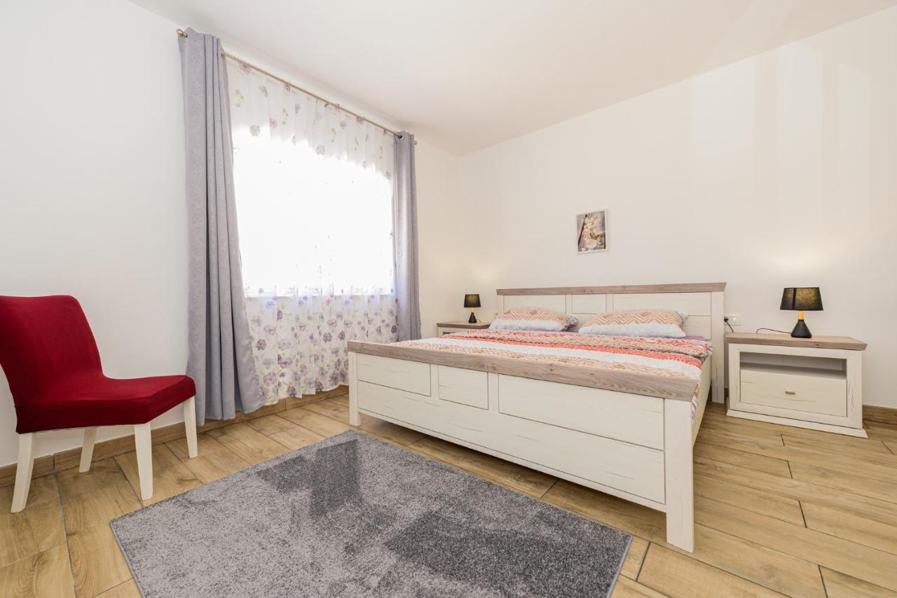 Apartments Amfora - Cozy And Modern Apartments For Up To 15 People, 100M From The Sea And Beach Stara Novalja Eksteriør bilde