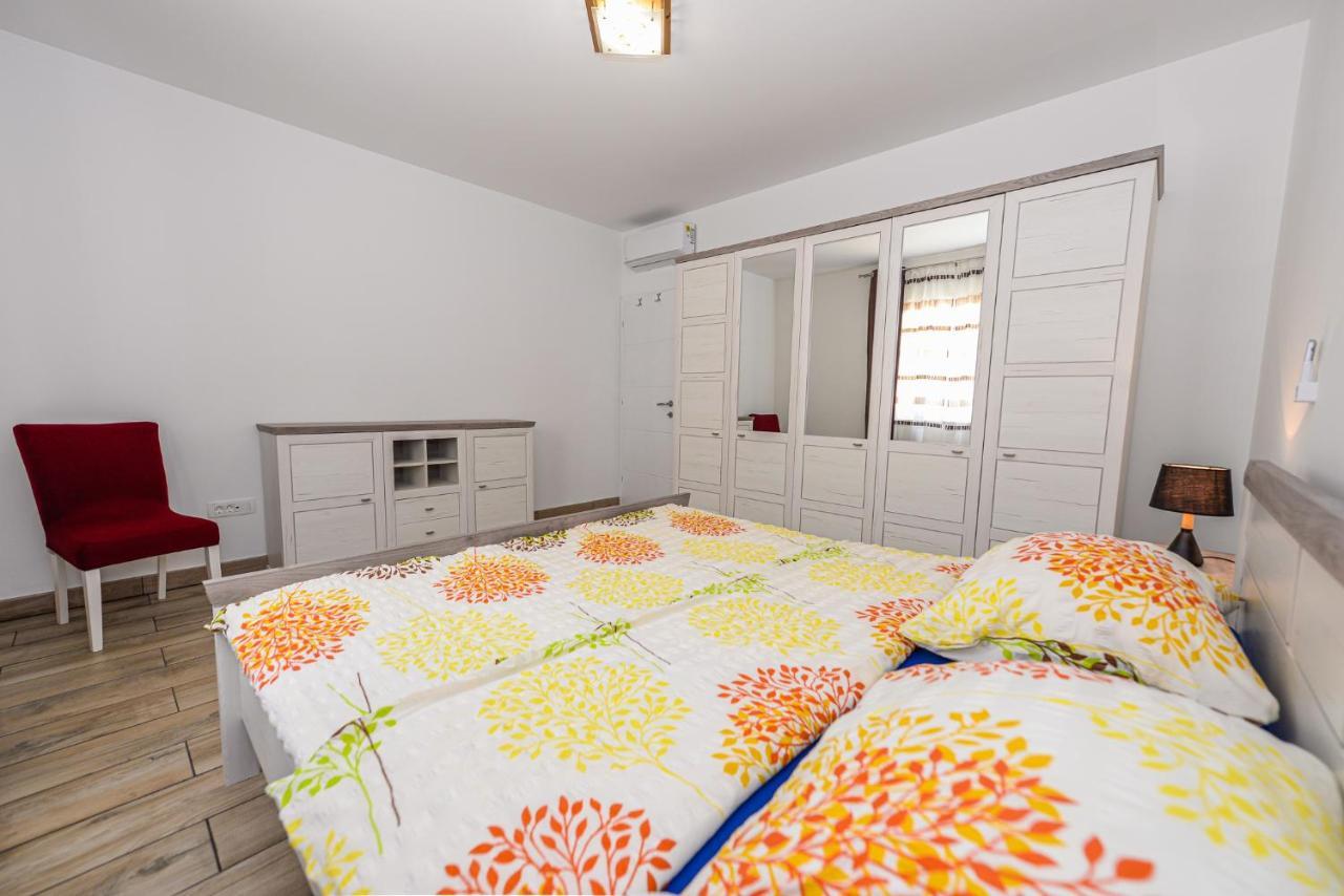 Apartments Amfora - Cozy And Modern Apartments For Up To 15 People, 100M From The Sea And Beach Stara Novalja Eksteriør bilde
