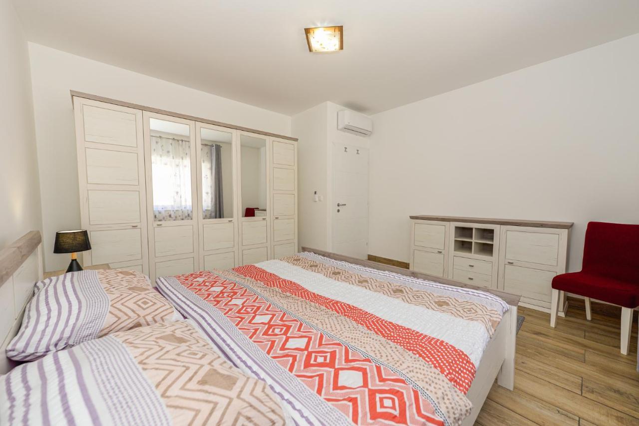Apartments Amfora - Cozy And Modern Apartments For Up To 15 People, 100M From The Sea And Beach Stara Novalja Eksteriør bilde