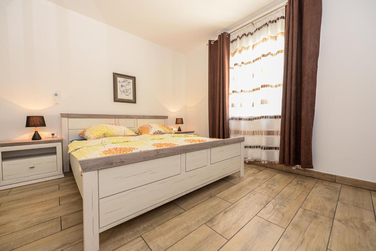 Apartments Amfora - Cozy And Modern Apartments For Up To 15 People, 100M From The Sea And Beach Stara Novalja Eksteriør bilde