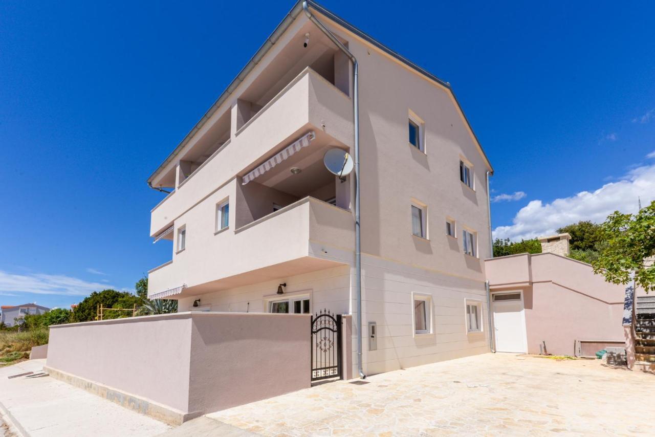 Apartments Amfora - Cozy And Modern Apartments For Up To 15 People, 100M From The Sea And Beach Stara Novalja Eksteriør bilde
