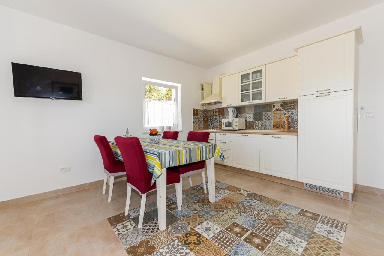 Apartments Amfora - Cozy And Modern Apartments For Up To 15 People, 100M From The Sea And Beach Stara Novalja Eksteriør bilde